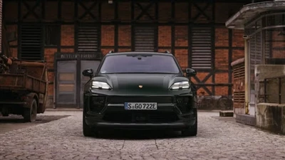 Porsche tiếp tục sản xuất các mẫu xe chạy xăng và hybrid