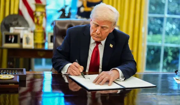 Trump báo hiệu khả năng tăng thuế ô tô để thúc đẩy sản xuất của Mỹ